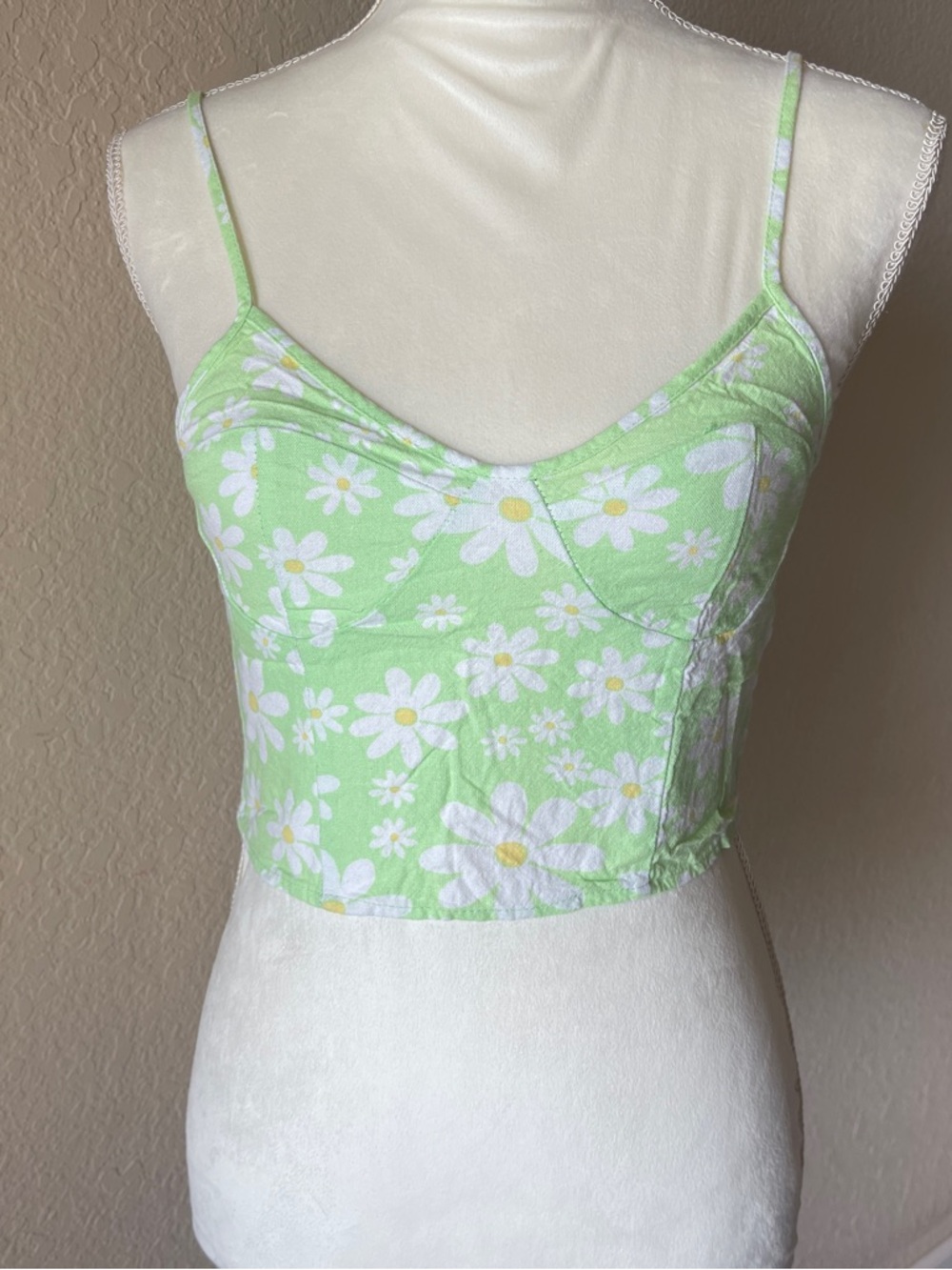 Sold!Rue21 Green Flower Daisies Crop Top Bustier top Size Medium
